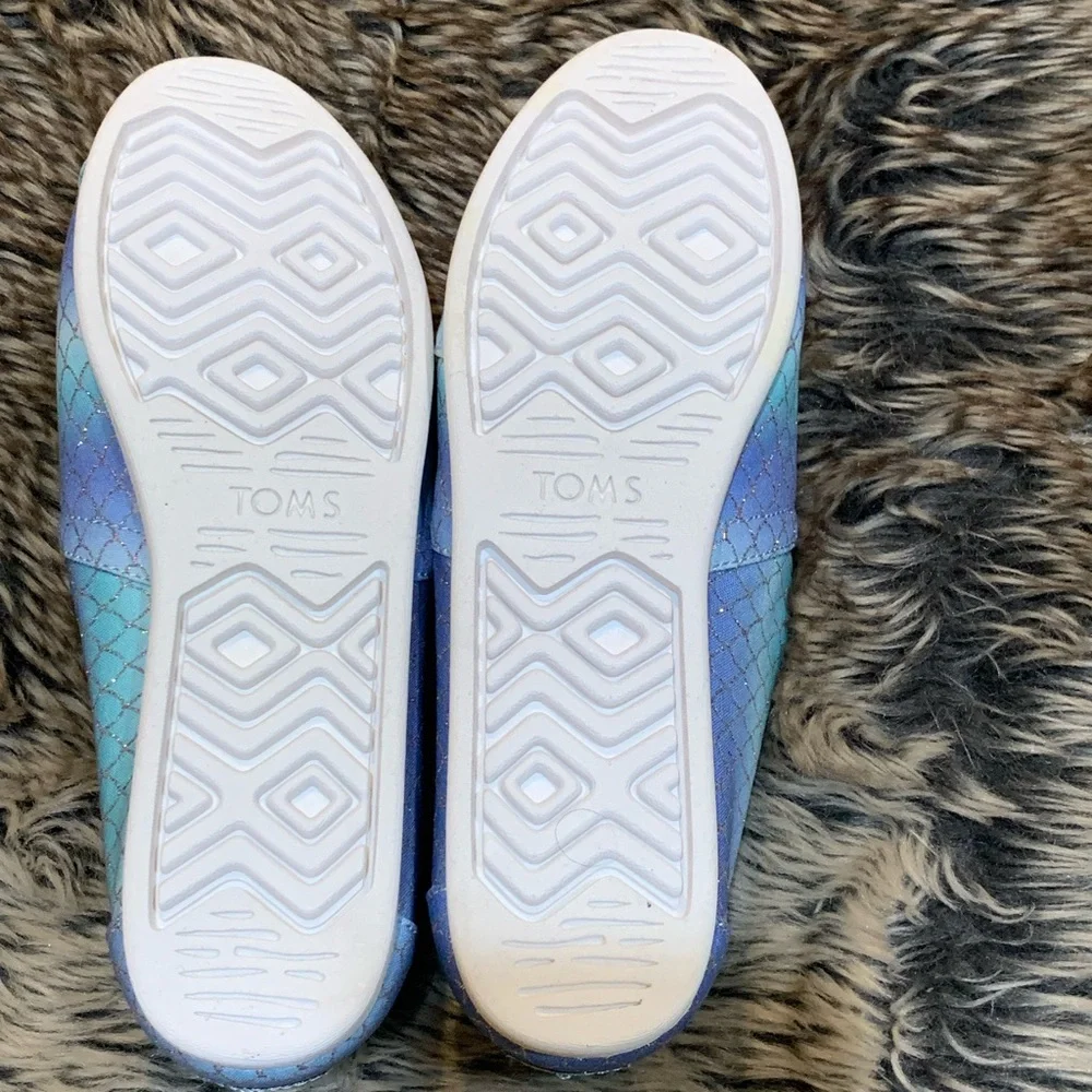 Toms shine iridescent